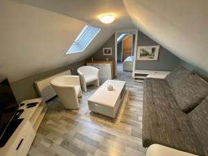 sala de estar con sofá y mesa en Apartment Mira en Bad Mitterndorf