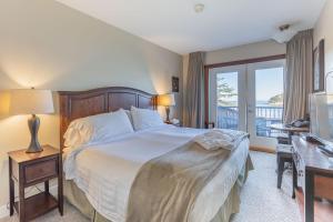 Postel nebo postele na pokoji v ubytování Mayne Island Resort + 37 fotografií