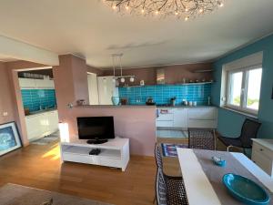 Kuchyňa alebo kuchynka v ubytovaní Panoramic apartment sea view and pool Opatija
