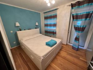 Posteľ alebo postele v izbe v ubytovaní Panoramic apartment sea view and pool Opatija + 15 fotografií