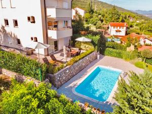 Πισίνα στο ή κοντά στο Panoramic apartment sea view and pool Opatija