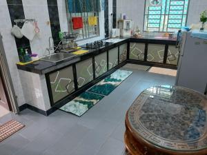 Η κουζίνα ή μικρή κουζίνα στο Twin Castle Homestay Kuala Pilah +20 φωτογραφίες