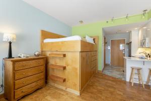 ein Schlafzimmer mit einem Etagenbett auf einer Kommode in der Unterkunft 2754 Slopeside condo in Keystone + 10 Fotos