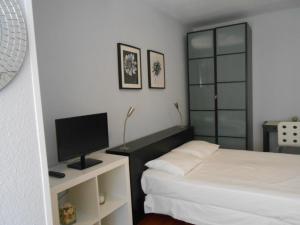 A bed or beds in a room at Madrid Studio Apartments