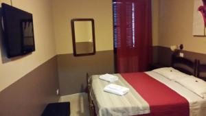 Kama o mga kama sa kuwarto sa Hotel Properzio