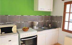 a kitchen with a sink and a microwave at Beautiful Home In Hames-Boucres in Hames-Boucres