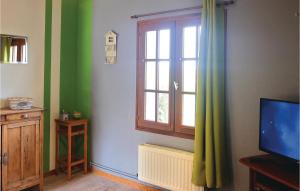 uma sala de estar com televisão e janela em Lovely Home In Hames-boucres With Kitchen em Hames-Boucres
