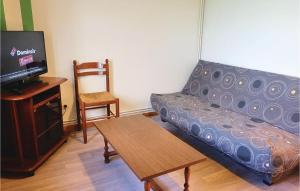 a living room with a couch and a tv at Beautiful Home In Hames-Boucres in Hames-Boucres