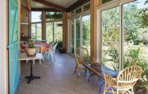 a screened in porch with a table and chairs at Amazing Home In Prades Sur Vernazobre in Prades-sur-Vernazobre