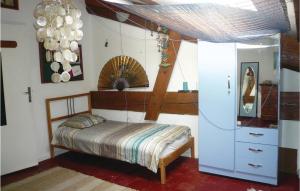 a bedroom with a bed and a ceiling at 5 Bedroom Nice Home In Azillanet in Azillanet