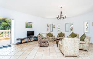 sala de estar con sofás y TV en 3 Bedroom Stunning Apartment In Porto Petro en Portopetro