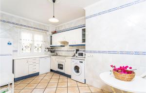 Kuchyňa alebo kuchynka v ubytovaní 3 Bedroom Awesome Home In Porto Petro