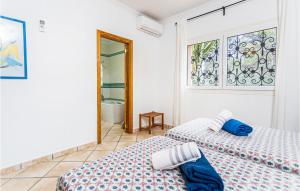 Posteľ alebo postele v izbe v ubytovaní 3 Bedroom Awesome Home In Porto Petro