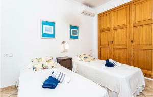 Posteľ alebo postele v izbe v ubytovaní 3 Bedroom Awesome Home In Porto Petro