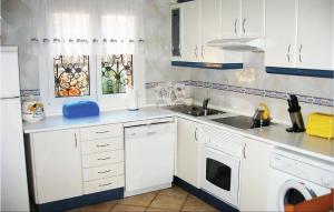 Kuchyňa alebo kuchynka v ubytovaní 3 Bedroom Awesome Home In Porto Petro