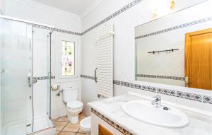 Kúpeľňa v ubytovaní 3 Bedroom Awesome Home In Porto Petro
