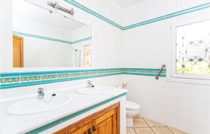 Kúpeľňa v ubytovaní 3 Bedroom Awesome Home In Porto Petro