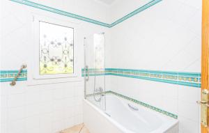 Kúpeľňa v ubytovaní 3 Bedroom Awesome Home In Porto Petro