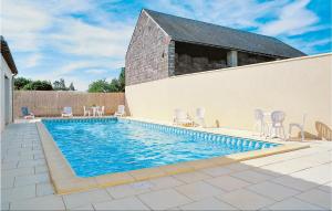 una piscina con sillas y un edificio en Amazing Home In Louzy With Wifi, Private Swimming Pool And Outdoor Swimming Pool, en Magé