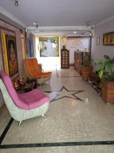 salon z krzesłami i gwiazdą na podłodze w obiekcie Indian Palace w mieście Bogota