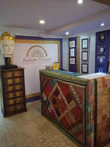 wystawa indyjskiego pałacu z posągiem na stole w obiekcie Indian Palace w mieście Bogota