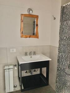 La salle de bains est pourvue d'un lavabo et d'un miroir. dans l'établissement R&H Design, à San Carlos de Bariloche