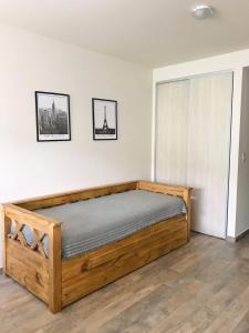 - une chambre avec un lit en bois dans l'établissement R&H Design, à San Carlos de Bariloche