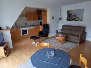 ein Wohnzimmer mit einem Sofa und einem Tisch in der Unterkunft Alte Reihe 10 Whg 5 - a57737 in Zingst