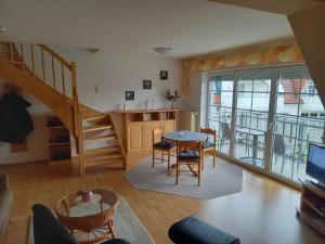 ein Wohnzimmer mit einer Treppe und einem Tisch in der Unterkunft Alte Reihe 10 Whg 5 - a57737 in Zingst