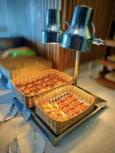 Muraya Hotel Aceh في باندا أسيه: سلتان من المعجنات موضوعتان على طاولة