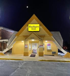 un edificio con un cartel que lee posada económica en Budget Inn Temple Hills, en Temple Hills