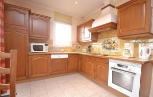 Een keuken of kitchenette bij Amazing Home In Lauris With 2 Bedrooms, Private Swimming Pool And Outdoor Swimming Pool