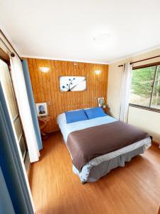 1 dormitorio con 1 cama grande en una habitación en Waiwen, en Pichilemu