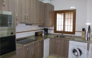 a kitchen with a washer and a washing machine at 3 Bedroom Awesome Home In Nerja in Nerja