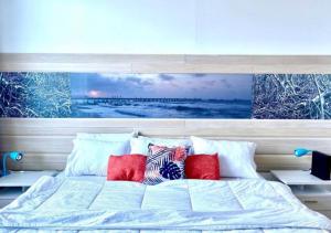 a bedroom with a bed with a painting on the wall at Apartamento Moderno en Sector Norte de Barranquilla in Barranquilla +6 photos