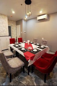 uma sala de jantar com mesa e cadeiras com toalha de mesa vermelha em TIFFANY HOTEL & RESTAURANT em Phan Thiet