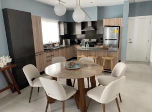 Kuchyň nebo kuchyňský kout v ubytování Luxury new apartment in Cap Cana Punta Cana