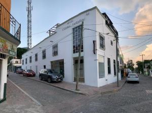 um edifício branco ao lado de uma rua em Hotel Purisima Concepción em Landa de Matamoros