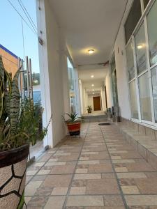 um corredor vazio de um edifício com vasos de plantas em Hotel Purisima Concepción em Landa de Matamoros