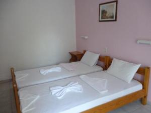 Postel nebo postele na pokoji v ubytování LICHNOS Babis Taverna & Rooms