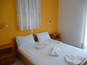 Postel nebo postele na pokoji v ubytování LICHNOS Babis Taverna & Rooms + 14 fotografií