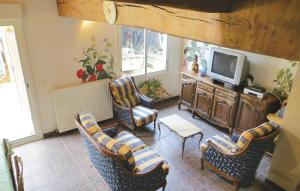 sala de estar con varias sillas y TV en Amazing Home In La Dore With 2 Bedrooms And Outdoor Swimming Pool, en Couesmes-en-Froulay