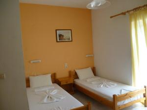 Postel nebo postele na pokoji v ubytování LICHNOS Babis Taverna & Rooms