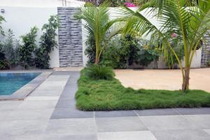 Vonkajšia záhrada v ubytovaní Magnifique villa climatisée avec piscine à Warang - Villa Keur Damel et Linguère