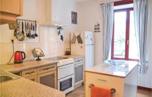 Η κουζίνα ή μικρή κουζίνα στο Beautiful Home In Montaudin With Wifi