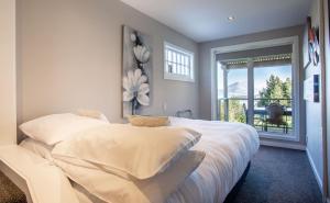 A bed or beds in a room at Private Cottage with Spa and Amazing Lake Views