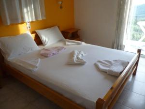Postel nebo postele na pokoji v ubytování LICHNOS Babis Taverna & Rooms