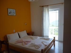 Postel nebo postele na pokoji v ubytování LICHNOS Babis Taverna & Rooms