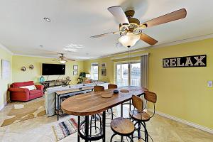 uma sala de estar com uma ventoinha de tecto e uma mesa em Fortuna Sea Brisas Condominiums #4 em Corpus Christi