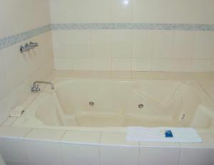 Bilik mandi di Hotel Madrigal